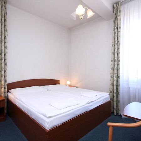 Hotel Legie Bed And Breakfast Praga Exterior foto