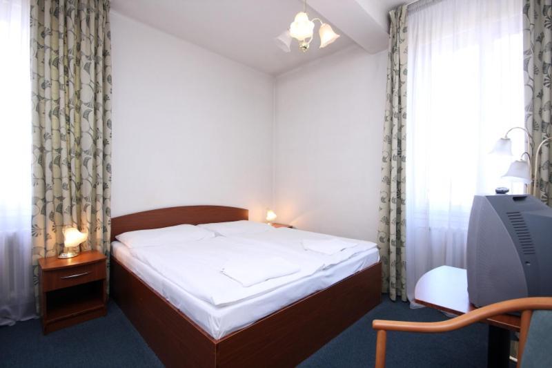 Hotel Legie Bed And Breakfast Praga Exterior foto