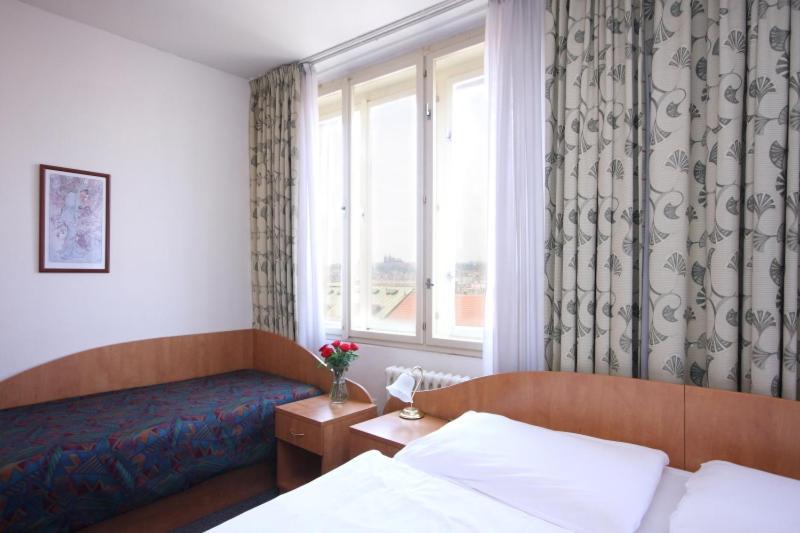 Hotel Legie Bed And Breakfast Praga Exterior foto