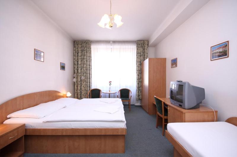 Hotel Legie Bed And Breakfast Praga Exterior foto